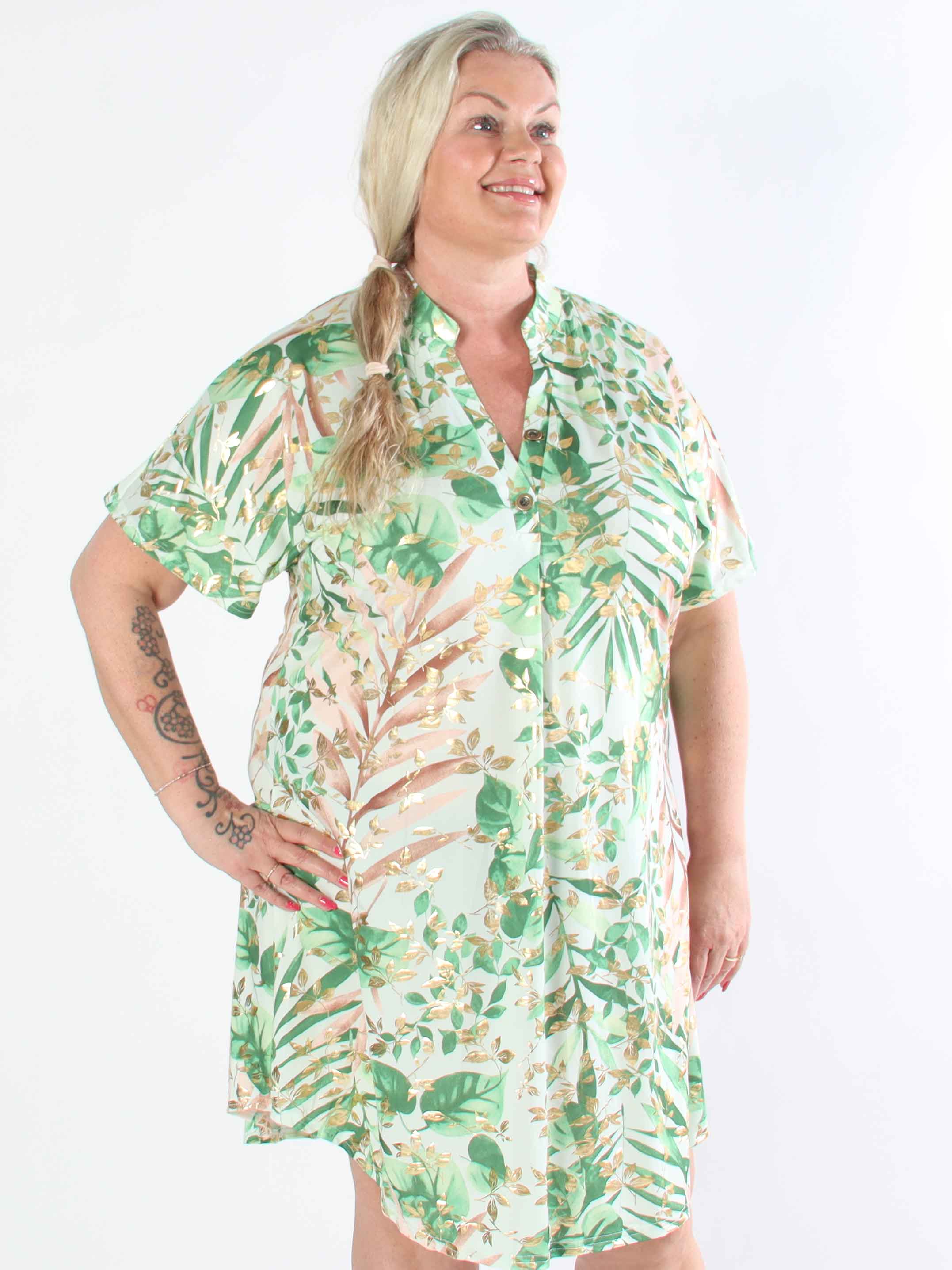 Ebba Gold Leaf Sleeveless - Plus size skjortekjole i elastisk stof med bladprint